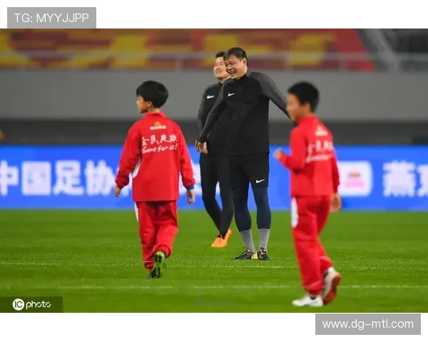 穆西亚拉近期与球迷互动方式展现亲和力，持续提升场外影响力